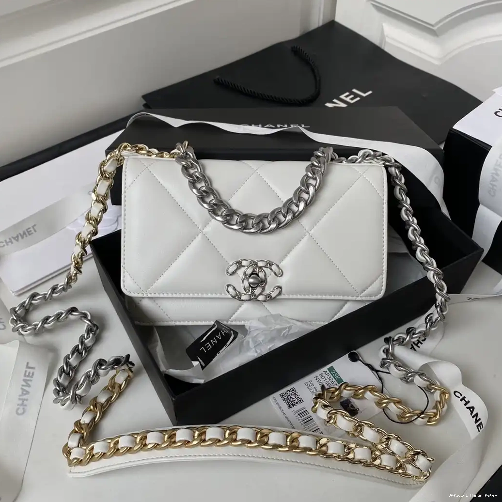 ON 19 CHAIN CHANEL WALLET 0525